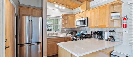 Coffee/tea maker, fridge, microwave, oven