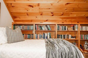 3 bedrooms, desk, iron/ironing board, travel cot - Lake front with private dock, fire pit, hammock, pool table & gorgeous views! Fishing poles, paddle boards & canoe provided. (Cullowhee)