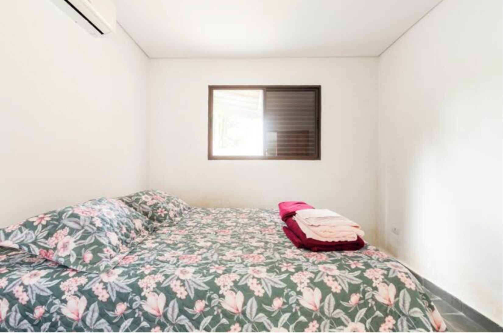 2 quartos, ferros/tábuas de passar roupa, berço de viagem