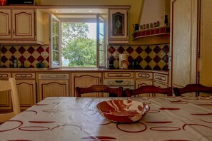 Kühlschrank, Mikrowelle, Ofen, Geschirrspüler