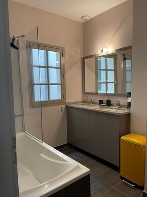 Duschwanne, Handtücher, Seife, Toilettenpapier