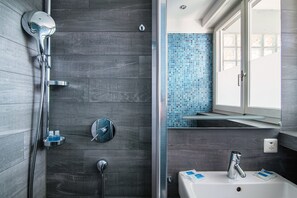 Comfort Apartment | Bathroom | Shower, free toiletries, hair dryer, towels - Bellariva Lake View (Collina d'Oro)