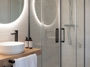 Dusche, Haartrockner, Handtücher