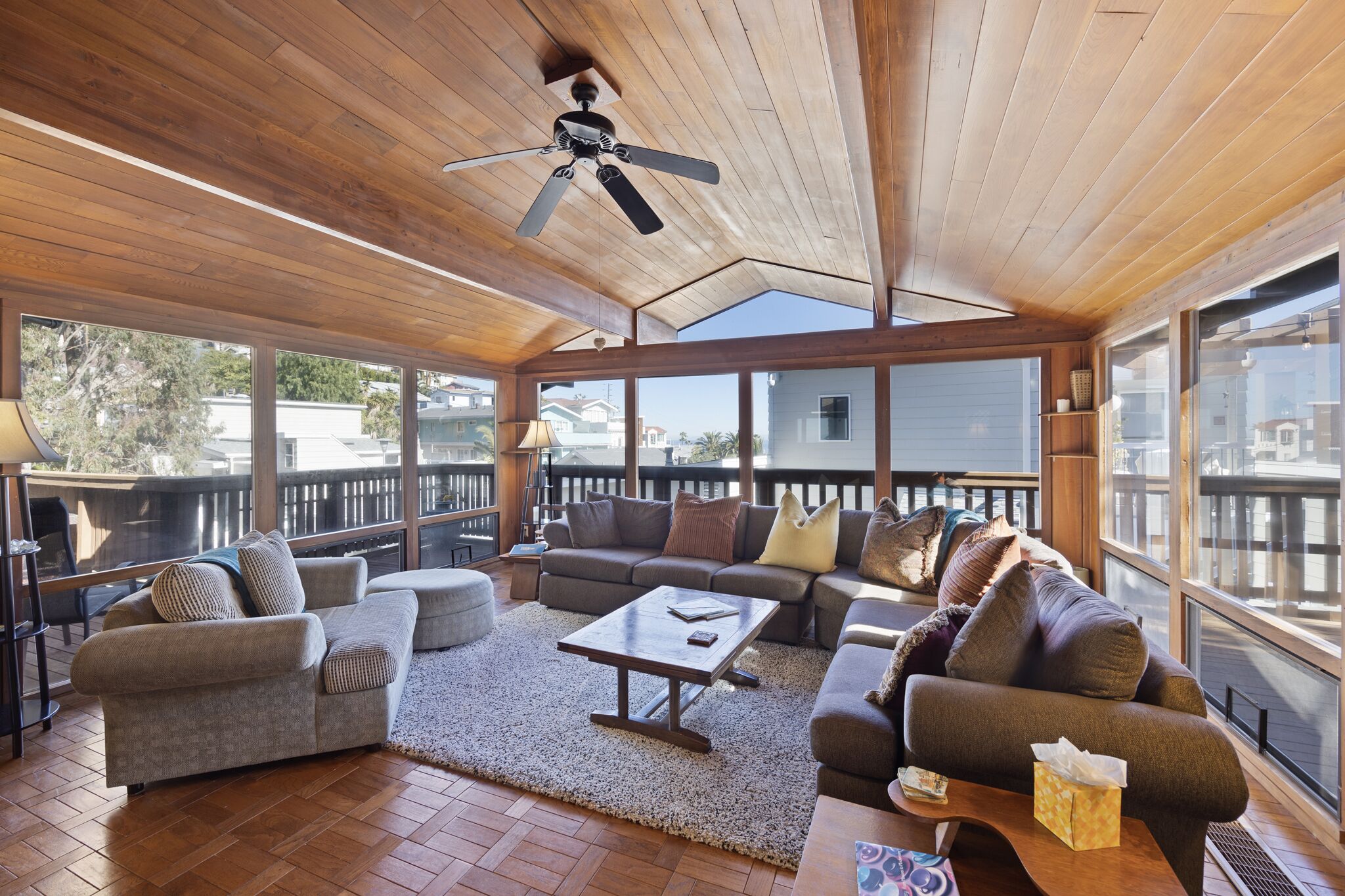 221W: Lovely Avalon house + golf cart + spacious deck with outdoor dining+ 2 blo
