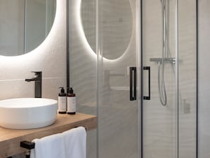 Shower, hair dryer, towels - Hommyhome Coliseum 202 (Córdoba)