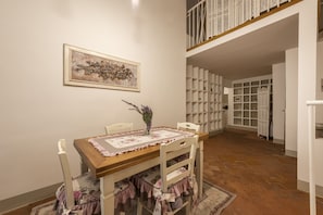 Appartement Confort | Aire de séjour | Téléviseur à écran plat de 32 po avec télévision numérique, téléviseur