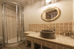 Apartamento Confort | Baño | Ducha, secador de pelo y toallas
