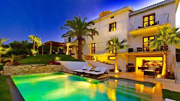 A modern house with a swimming pool, outdoor seating, and a well-lit patio area. - Luxury villa in Cannes with pool and jacuzzi (Cannes)