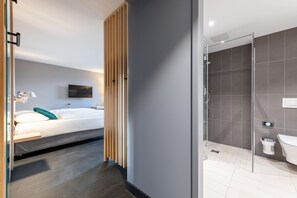 Een bureau, geluiddichte muren, gratis wifi, beddengoed