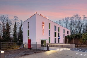 Front of property - Serways Hotel Hösel (Ratingen)