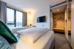 Desk, soundproofing, free WiFi, bed sheets