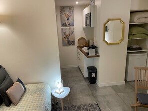 Een strijkplank/strijkijzer, gratis wifi, beddengoed