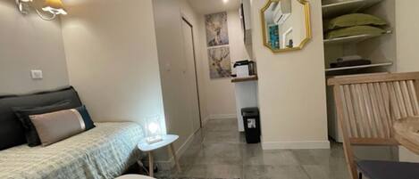 Iron/ironing board, free WiFi, bed sheets