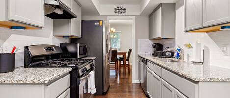 冷蔵庫、電子レンジ、オーブン、コンロ