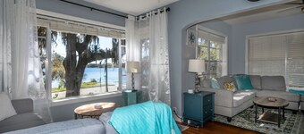 Cozy, Close to downtown Lake View home.