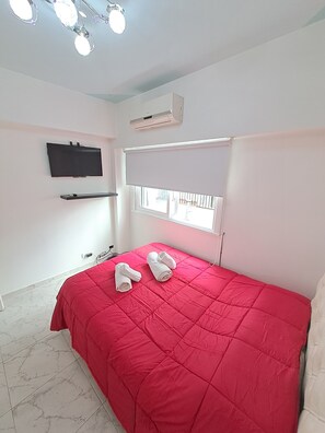 1 habitación, tabla de planchar con plancha y cuna de viaje 