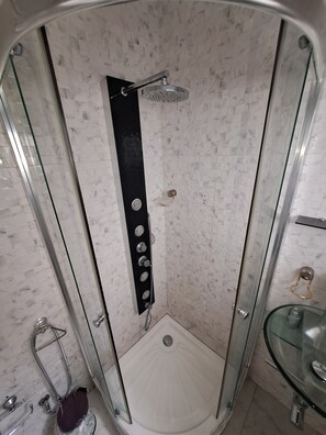 Ducha, secador de pelo, toallas, jabón