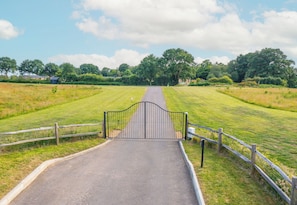 المنطقة المحيطة بالمنشأة