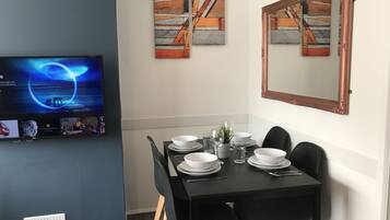 Comfort House, Private Bathroom (Countessway) | Dining