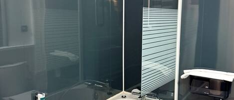 Sèche-cheveux, serviettes fournies, shampoing, papier toilette