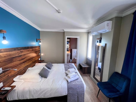 Comfort Double Room, 1 Queen Bed. Logis Hôtel de la Poste