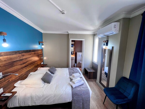 Comfort Double Room, 1 Queen Bed | Premium bedding, desk, laptop workspace, free WiFi - Logis Hôtel de la Poste (Vitry-le-Francois)