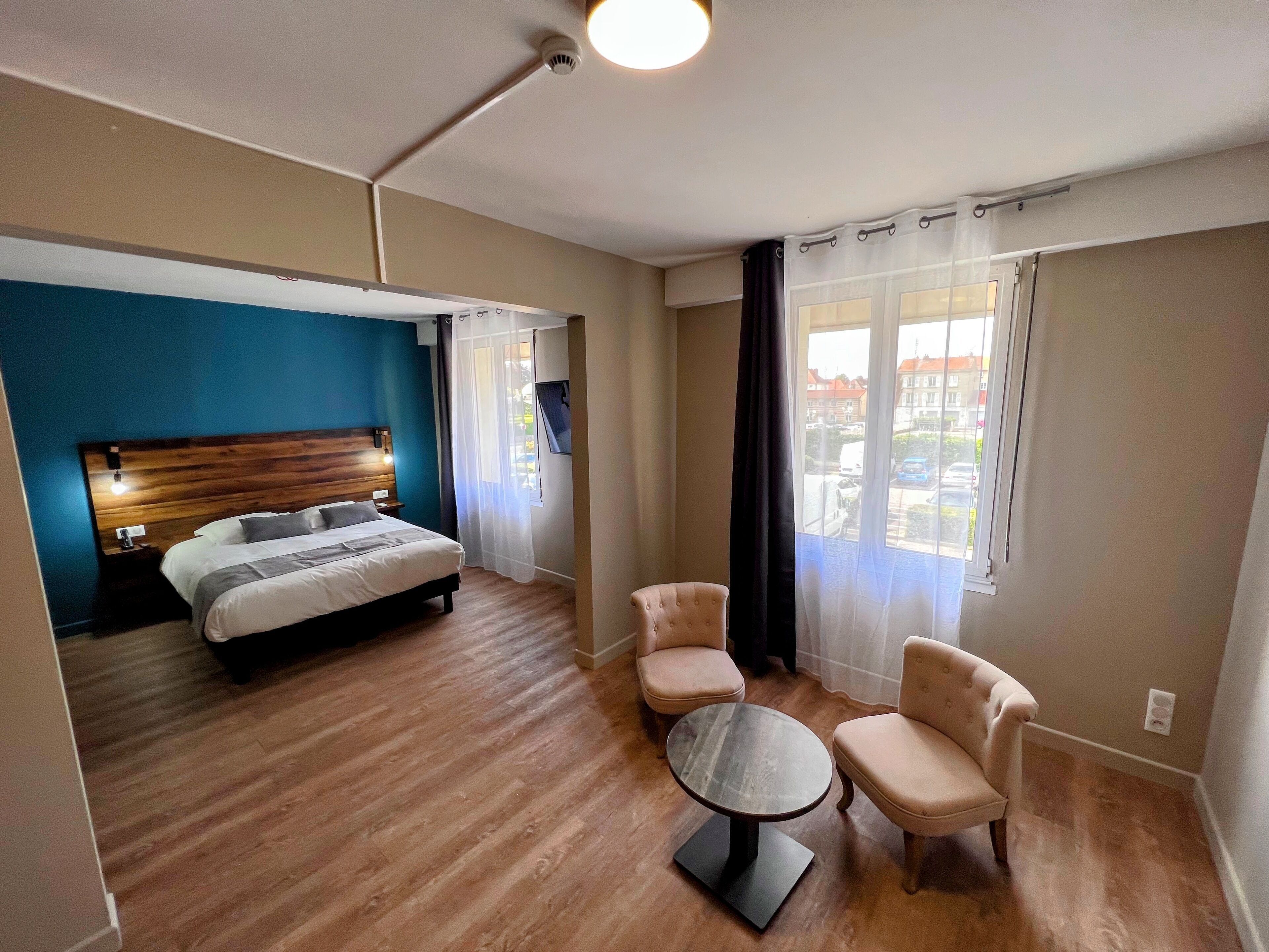 Peralatan tempat tidur premium, meja, ruang kerja komputer riba 