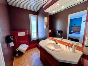 Pengering rambut, handuk, sampo, dan tisu toilet