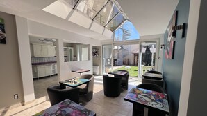 A modern interior with a kitchen, dining area, and a view of the outside. - Logis Hôtel de la Poste (Vitry-le-Francois)