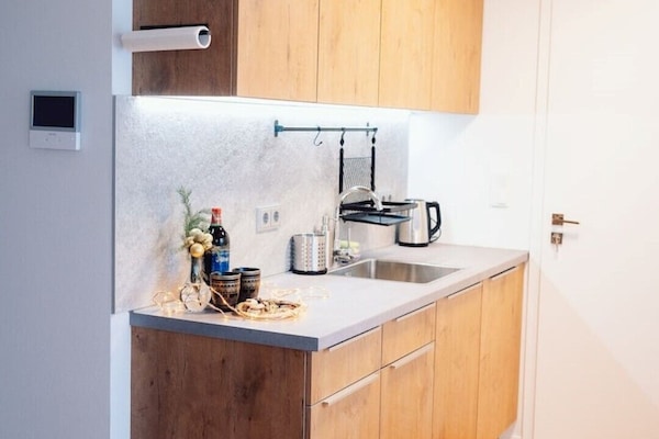 KĂŒhlschrank, Mikrowelle, Herdplatte, Wasserkocher