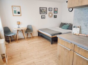 1 slaapkamer, een strijkplank/strijkijzer, gratis wifi, beddengoed
