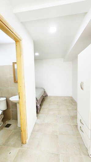 Ducha, secador de pelo, toallas, jabón