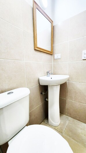 Ducha, secador de pelo, toallas, jabón