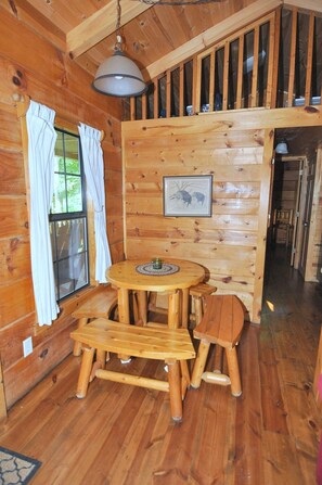 独立别墅, 2 张大床 (Sleepy Creek - Creekside Escape ) | 室外用餐