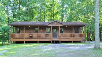 House, 2 Queen Beds (Sleepy Creek - Creekside Escape ) | 2 bedrooms, internet, bed sheets