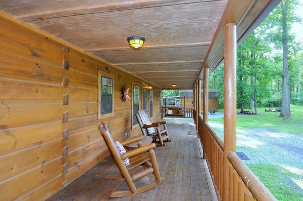 House, 2 Queen Beds (Sleepy Creek - Creekside Escape ) | Balcony