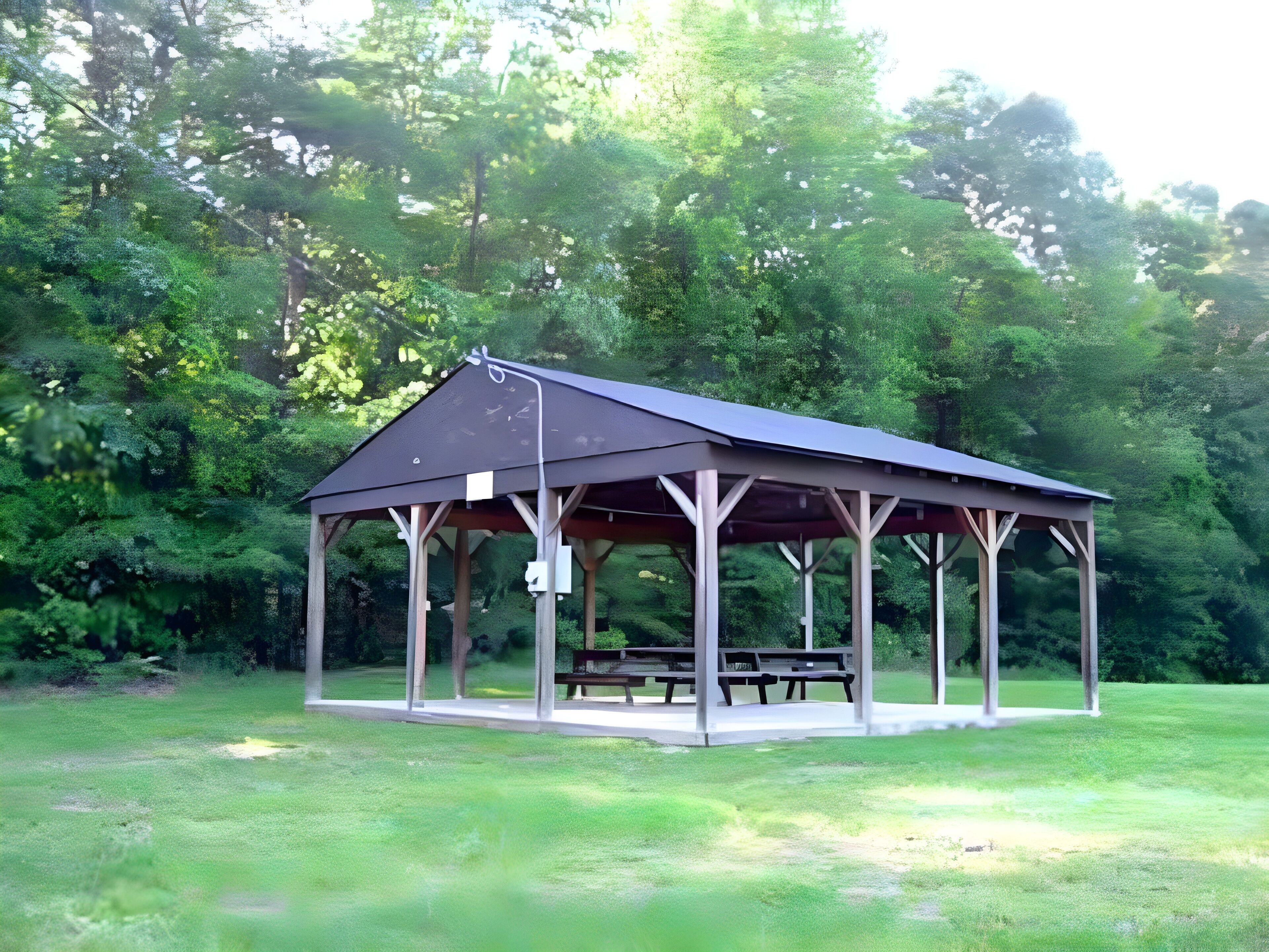 Un pavillon abrité, doté de bancs, et entouré d’une végétation luxuriante.