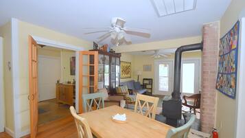 House, Multiple Beds (Above Sleepy Hollow - A Hidden Getawa) | Living area