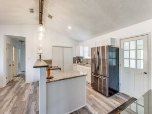 Fridge, microwave, oven, stovetop - 7 Bed Home / Mins to Wineries / Walk to Town Square (Johnson City)