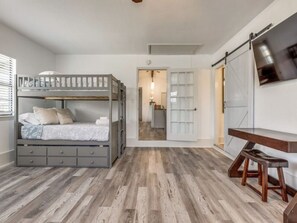 4 bedrooms, desk, iron/ironing board, travel crib - 7 Bed Home / Mins to Wineries / Walk to Town Square (Johnson City)