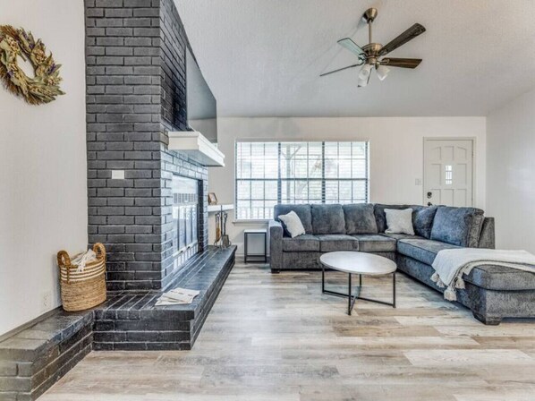 Smart TV, fireplace - 7 Bed Home / Mins to Wineries / Walk to Town Square (Johnson City)