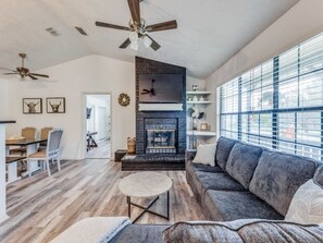 Smart TV, fireplace - 7 Bed Home / Mins to Wineries / Walk to Town Square (Johnson City)