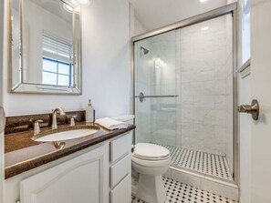 Haartrockner, Handtücher, Seife, Toilettenpapier