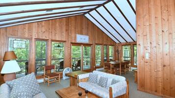 Classic House, 2 Queen Beds (Haven Home) | Living room | Fireplace