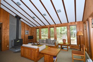 Hus Classic - 2 queensize-sängar (Haven Home) | Vardagsrum | Eldstad
