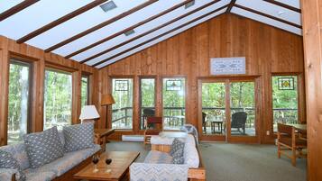 Classic House, 2 Queen Beds (Haven Home) | Living room | Fireplace