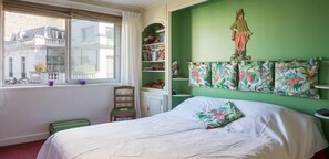 2 sovrum, värdeförvaringsskåp på rummet och skrivbord