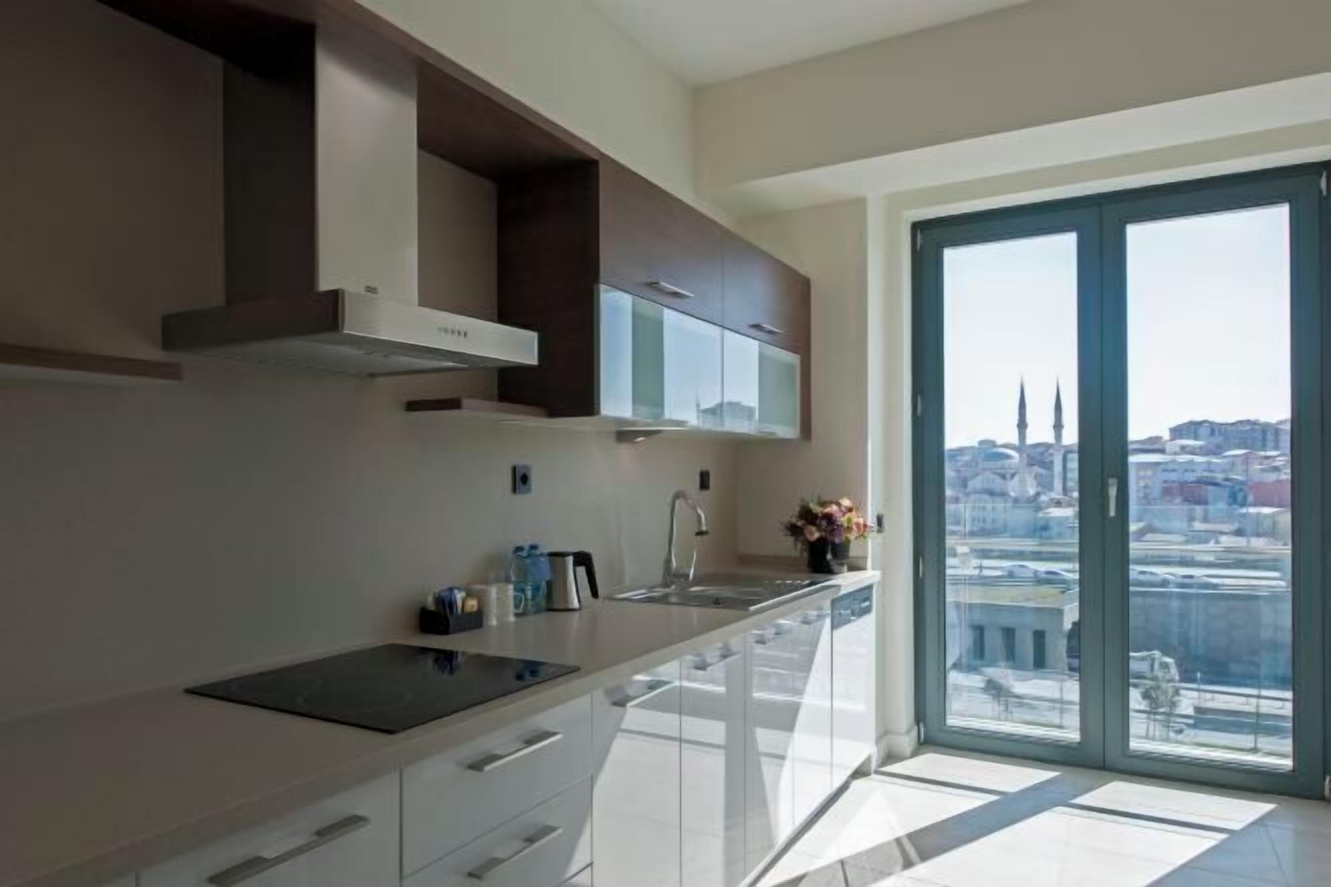 Private kitchen | Full-sized fridge, oven, stovetop, dishwasher