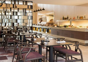 Tägliches Frühstücksbuffet (15 EUR pro Person)