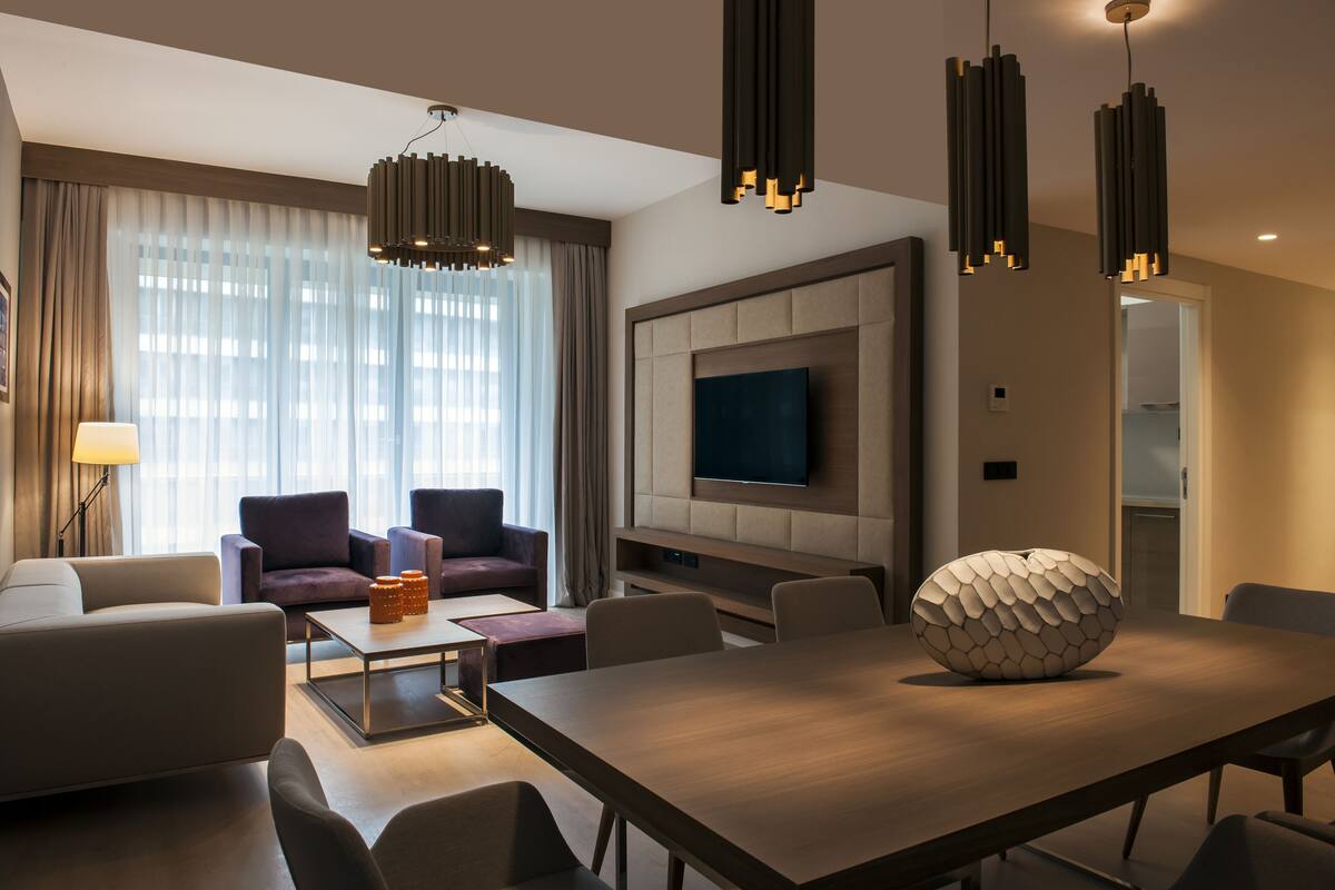 Three Bedroom Superior Apartment with Balcony | 거실 공간 | 위성 채널 시청이 가능한 50인치 LED TV, TV
